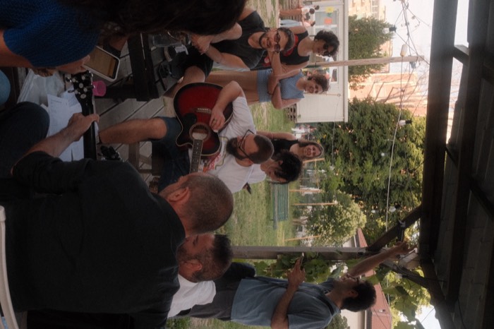 Chitarre e musica insieme la sera